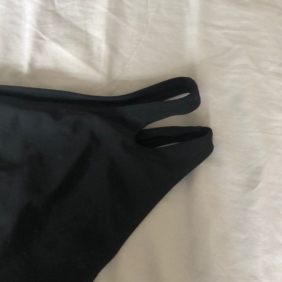 🌻❄️🍀Black bikini bottoms with slits on the sides🍀❄️🌻 - Picture 5 of 6